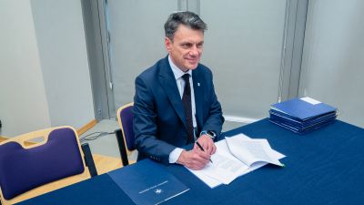 Robert Homicki podczas podpisania porozumienia